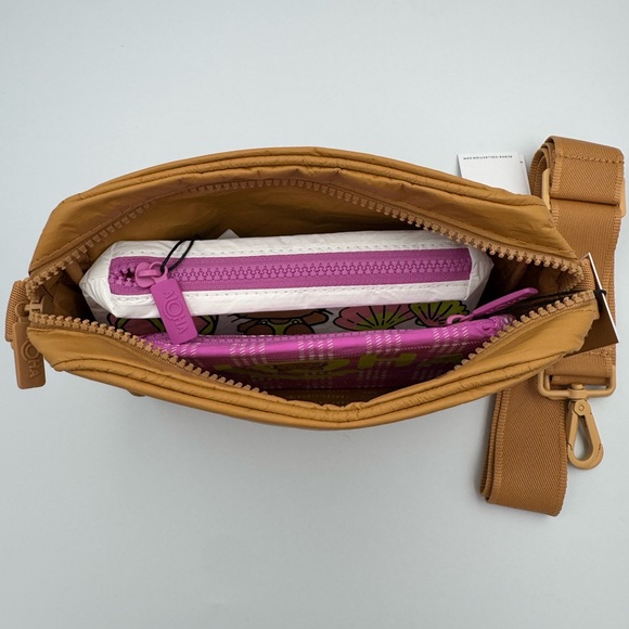 Aloha Collection x Hello Kitty x  Le Tour Bag & 2 2 Pouch Set - Picture 4 of 11